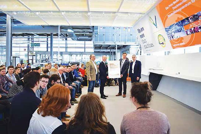 Formal handover of the certificate for the “High Performance Center of Germany for Print Media Technology” (from left to right): Thomas Hagenhofer, Central Expert Committee for Vocational Training in Print and Media; Hubert Romer, CEO of WorldSkills Germany; Roland Krapp, Head of Print Media Center and Bernhard Nahm, Head of Vocational Training for Media Professions, both Heidelberg.