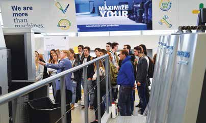At the Campus Day, over 135 vocational college students together with their teachers gained interesting insights into production at the Print Media Center at the Wiesloch-Walldorf site – here in the press area.