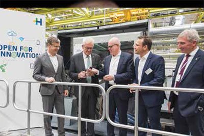 Minister President Winfried Kretschmann shows a great deal of interest in the numerous development initiatives during his tour of the new Heidelberg Innovation Center.