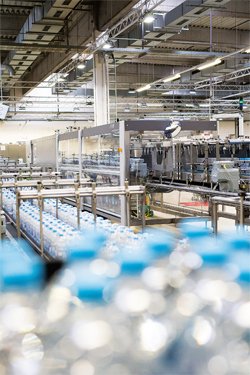 The beverage industry is among the most important sales markets for packaging machines. Photo: KHS GmbH