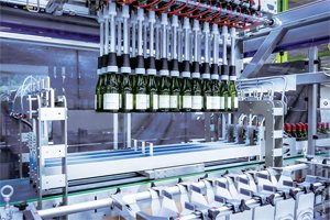 Flexible format changes in just ten minutes combined with modern product-flow management ensure that bottles can be packaged in a more flexible and user-friendly manner. Photo: Sidel
