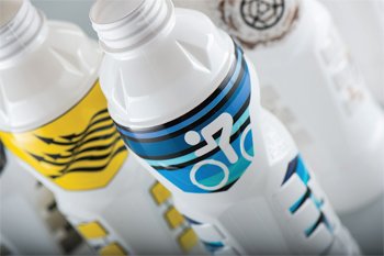 Dekron’s DecoType Select can print on bottles made of virgin PET as well as rPET. Photo: Matthias Jeserer, Krones AG