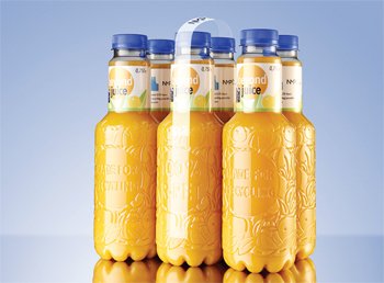Beyond Juice bottles are also available in foil-free batches. The Nature MultiPackT packaging solution holds the bottles together using easily soluble yet powerful glue dots. Photo: KHS GmbH
