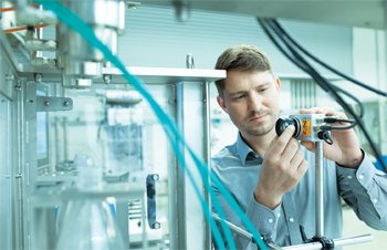 A camera controls the impact of bubbles and foam during the bottling process, which helps prevent product losses. Photo: KHS GmbH