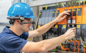 Augmented reality support: Smart glasses provide immediate support when plants malfunction. Photo: Matthias Jeserer, Krones AG