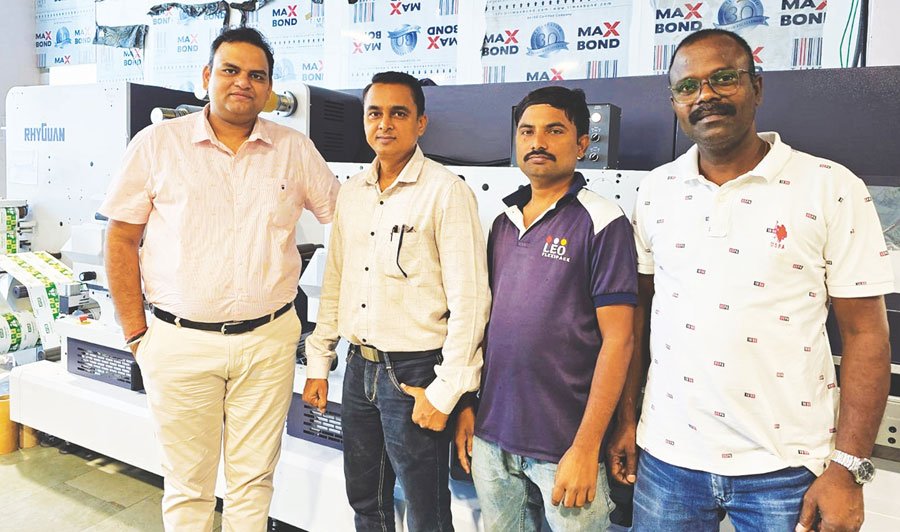 Hemant Dayama (left-most) with team Leo Flexipackalongside the Rhyguan PLUS 330